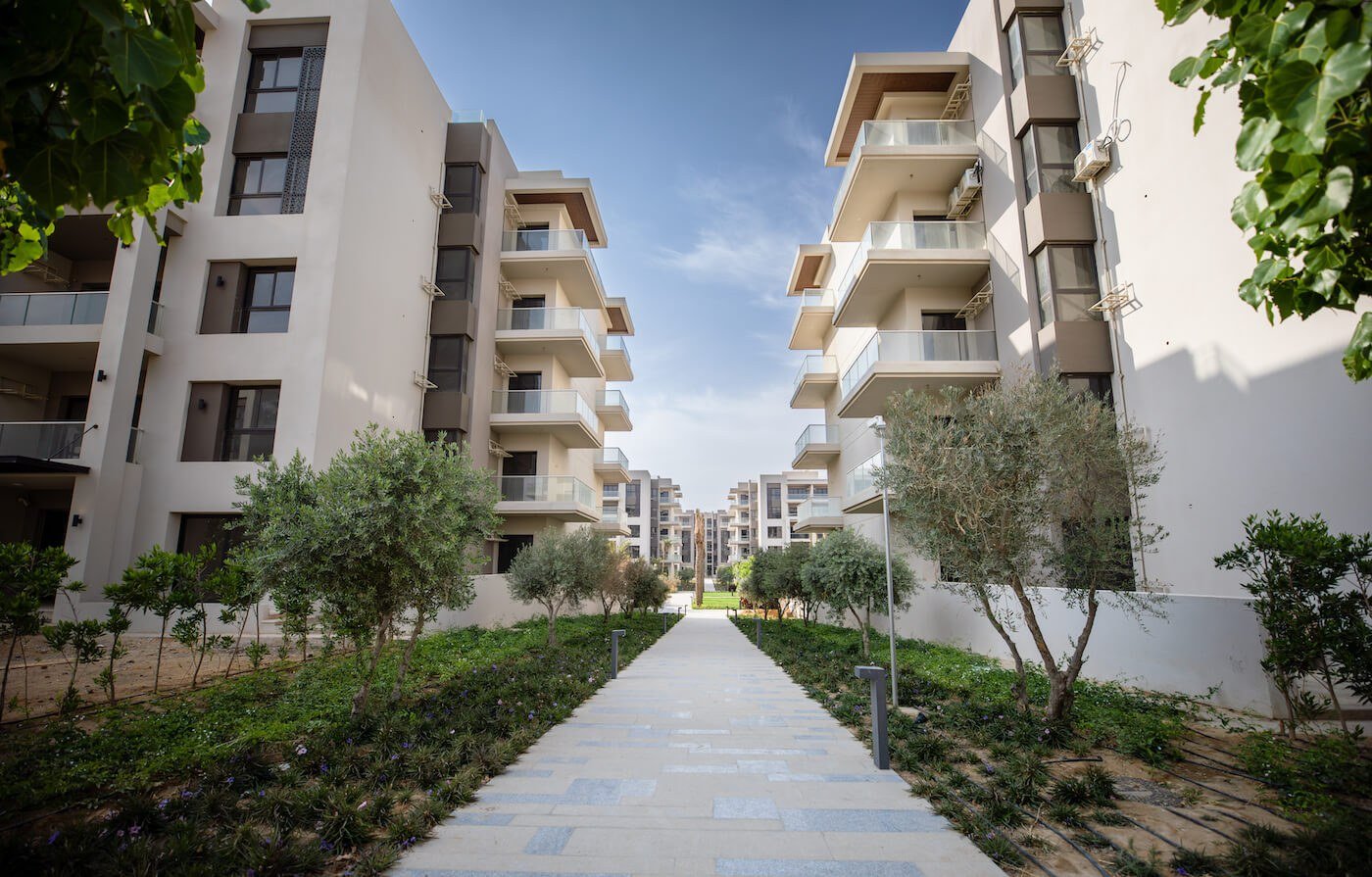 Walkway between apartment buildings, The Address East, New Cairo - general project photo for apartment for sale | ممر بين المباني السكنية، ذا أدريس إيست، القاهرة الجديدة - صورة عامة للمشروع لشقة للبيع