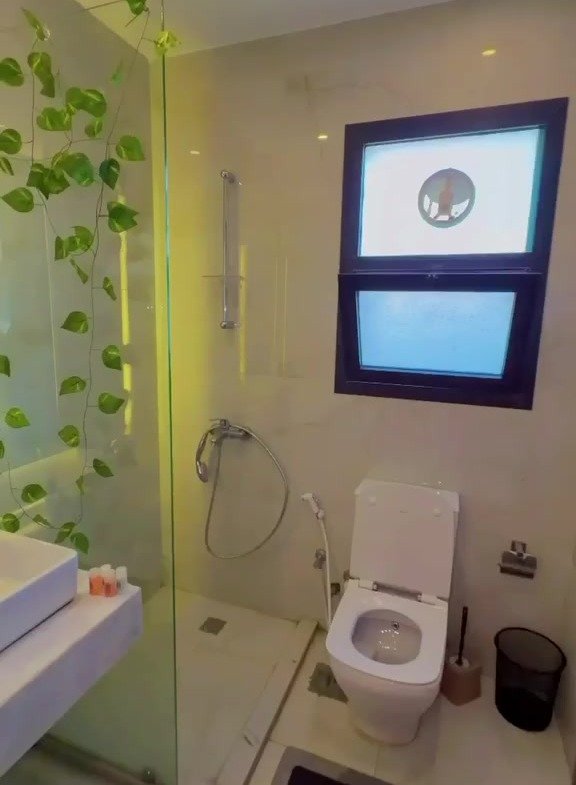 Bathroom with glass shower enclosure, Beverly Hills, Sheikh Zayed, studio for rent | الحمام بكابينة شاور زجاج، بيفرلي هيلز، الشيخ زايد، استوديو للإيجار
