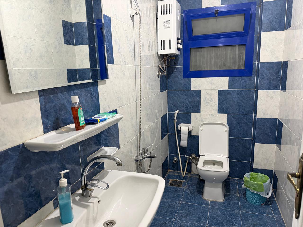 4-image-f81f92a2 حمام ببلاط أزرق في شقة النرجس بالقاهرة الجديدة