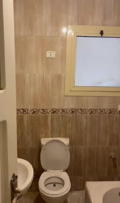 Bathroom with tiled walls, Kemet Compound apartment for rent | حمام بحوائط سيراميك، شقة للإيجار في كمبوند كيميت