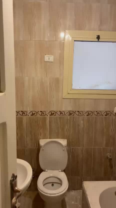 Bathroom with tiled walls, Kemet Compound apartment for rent | حمام بحوائط سيراميك، شقة للإيجار في كمبوند كيميت