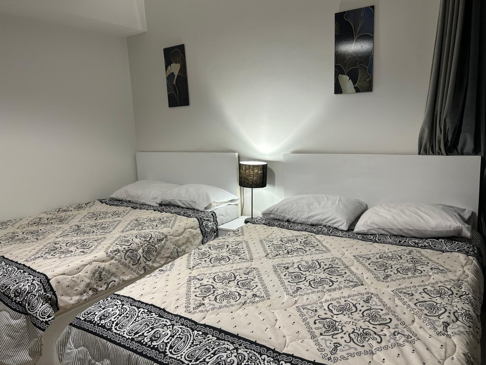 4-marassi-marina-279-02 Twin beds and bedside table, chalet for rent in Marassi Marina 2, North Coast - R&C Estate | سريران وطاولة جانبية، شاليه للإيجار في مراسي مارينا 2، الساحل الشمالي - R&C Estate