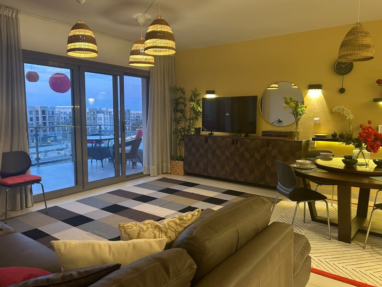 Reception and dining area, chalet for rent in Marassi Marina Views, North Coast | الريسيبشن ومنطقة الطعام، شاليه للإيجار في مراسي مارينا فيوز، الساحل الشمالي