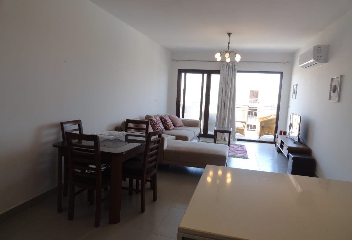 Dining area and open kitchen, Marassi Marina 1 North Coast studio for rent | السفرة والمطبخ المفتوح، ستوديو للإيجار في مراسي مارينا 1 الساحل الشمالي