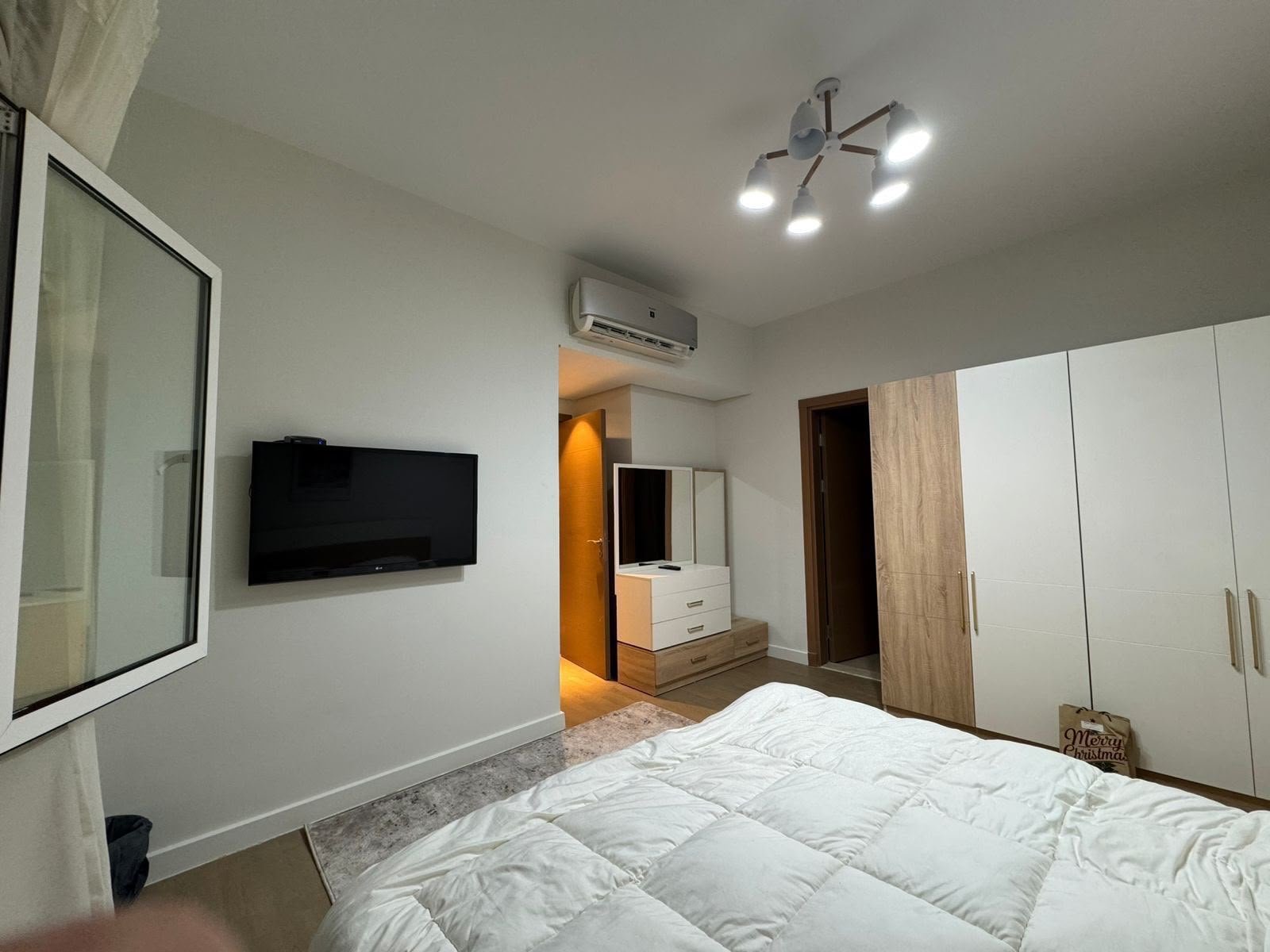 4-mivida-boulevard-apartment-rent-327-03 Bedroom with television, apartment for rent in Mivida Boulevard, New Cairo | غرفة نوم مع تلفزيون، شقة للإيجار في ميفيدا البوليفارد، القاهرة الجديدة