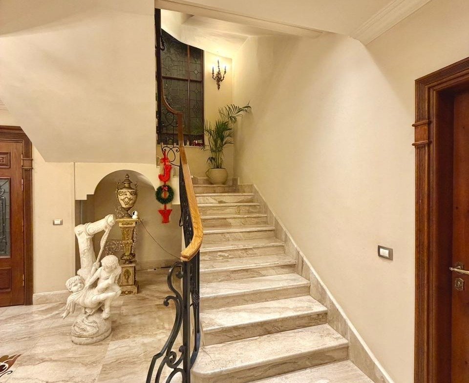 Indoor marble staircase, Deyar twin house for sale | سلم داخلي رخامي، توين هاوس للبيع في ديار