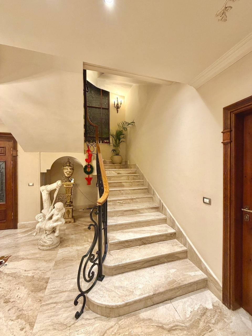 Indoor marble staircase, Deyar twin house for sale | سلم داخلي رخامي، توين هاوس للبيع في ديار
