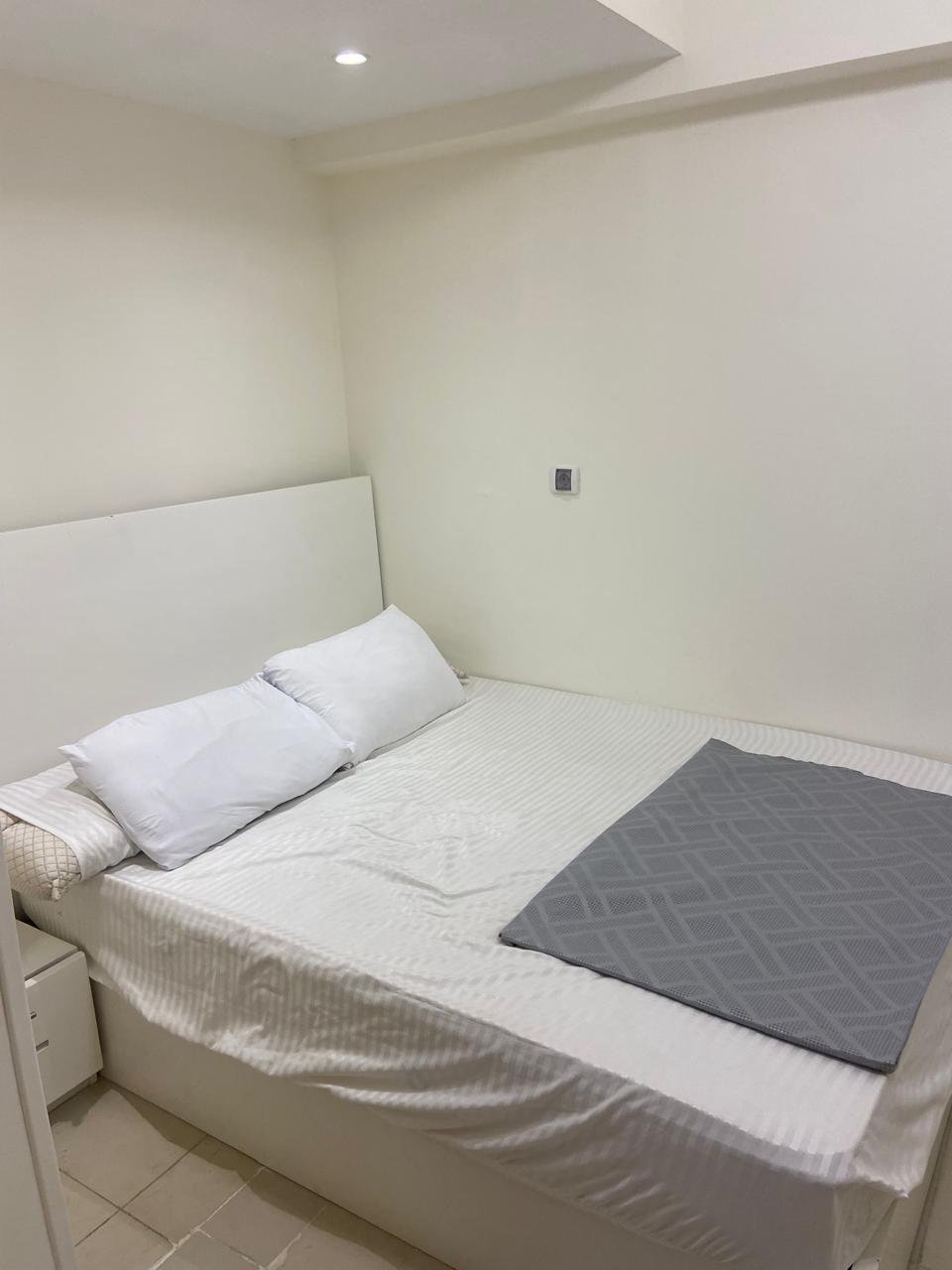 Bedroom with double bed, chalet for rent in Marassi Marina 2, North Coast | غرفة نوم بسرير مزدوج، شاليه للإيجار في مراسي مارينا 2، الساحل الشمالي