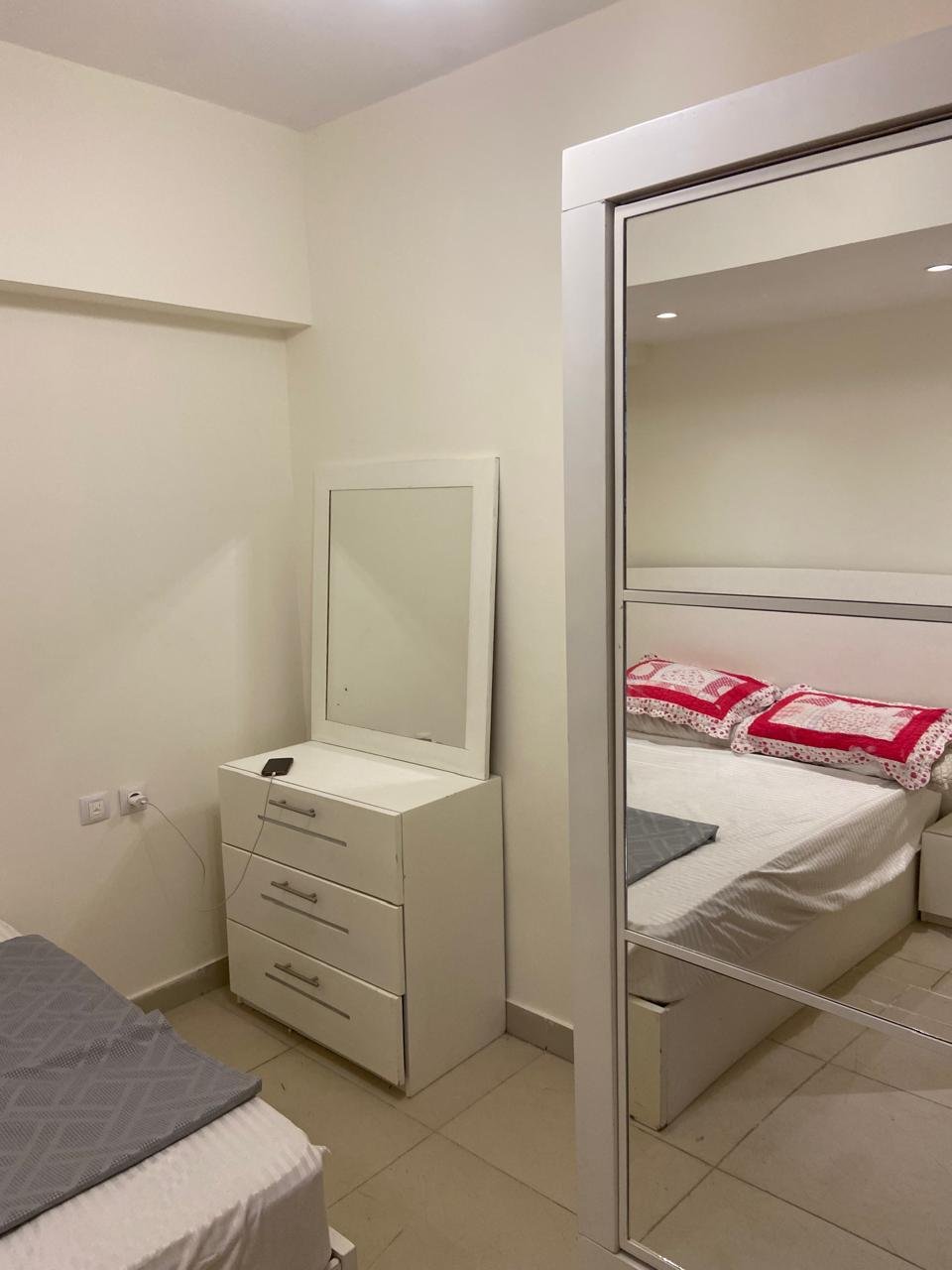 Bedroom dressing area, chalet for rent in Marassi Marina 2, North Coast | منطقة التسريحة في غرفة النوم، شاليه للإيجار في مراسي مارينا 2، الساحل الشمالي