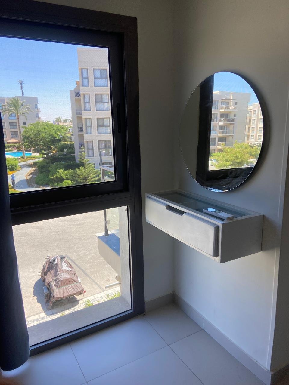 Dressing mirror and window view, chalet for rent in Marassi Marina 2, North Coast | مرآة التسريحة وإطلالة النافذة، شاليه للإيجار في مراسي مارينا 2، الساحل الشمالي