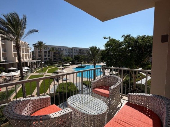 Pool-view terrace with outdoor seating, chalet for rent in Marassi Marina 2, North Coast | تراس بإطلالة على حمام السباحة وجلسة خارجية، شاليه للإيجار في مراسي مارينا 2، الساحل الشمالي