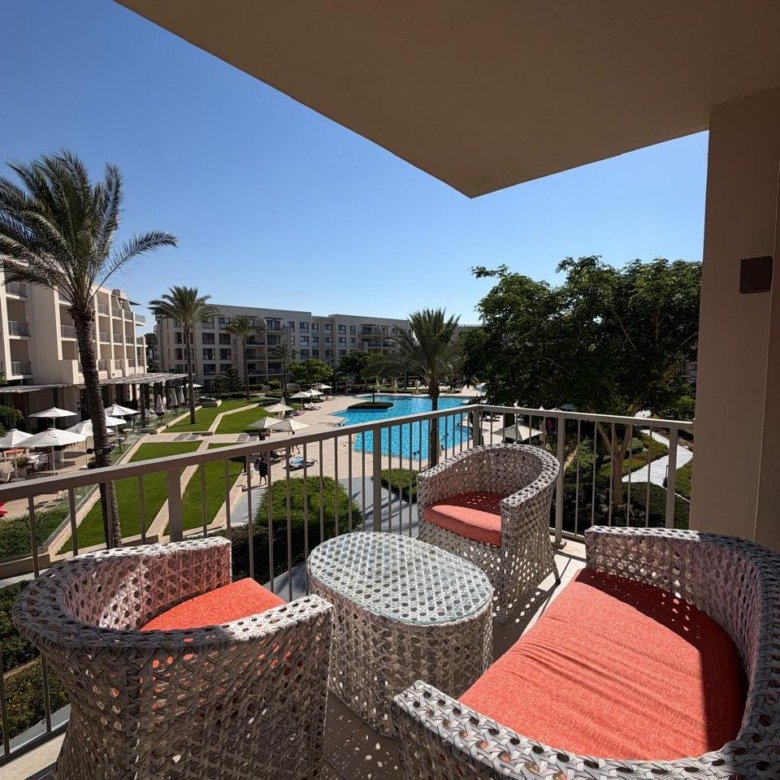 Pool-view terrace with outdoor seating, chalet for rent in Marassi Marina 2, North Coast | تراس بإطلالة على حمام السباحة وجلسة خارجية، شاليه للإيجار في مراسي مارينا 2، الساحل الشمالي