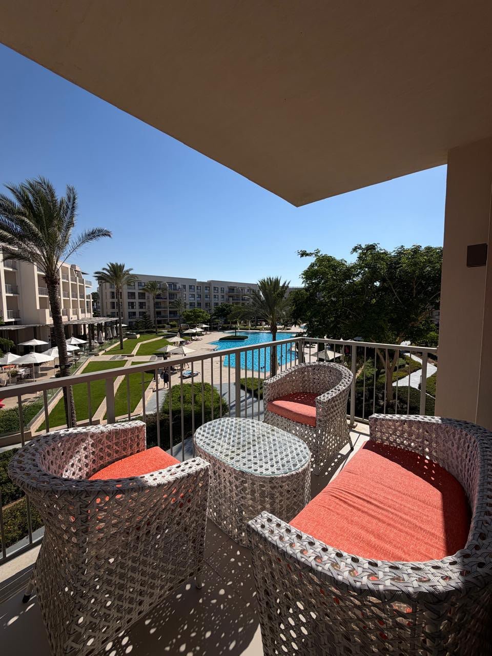 47-marassi-marina-2-304-00 Pool-view terrace with outdoor seating, chalet for rent in Marassi Marina 2, North Coast | تراس بإطلالة على حمام السباحة وجلسة خارجية، شاليه للإيجار في مراسي مارينا 2، الساحل الشمالي