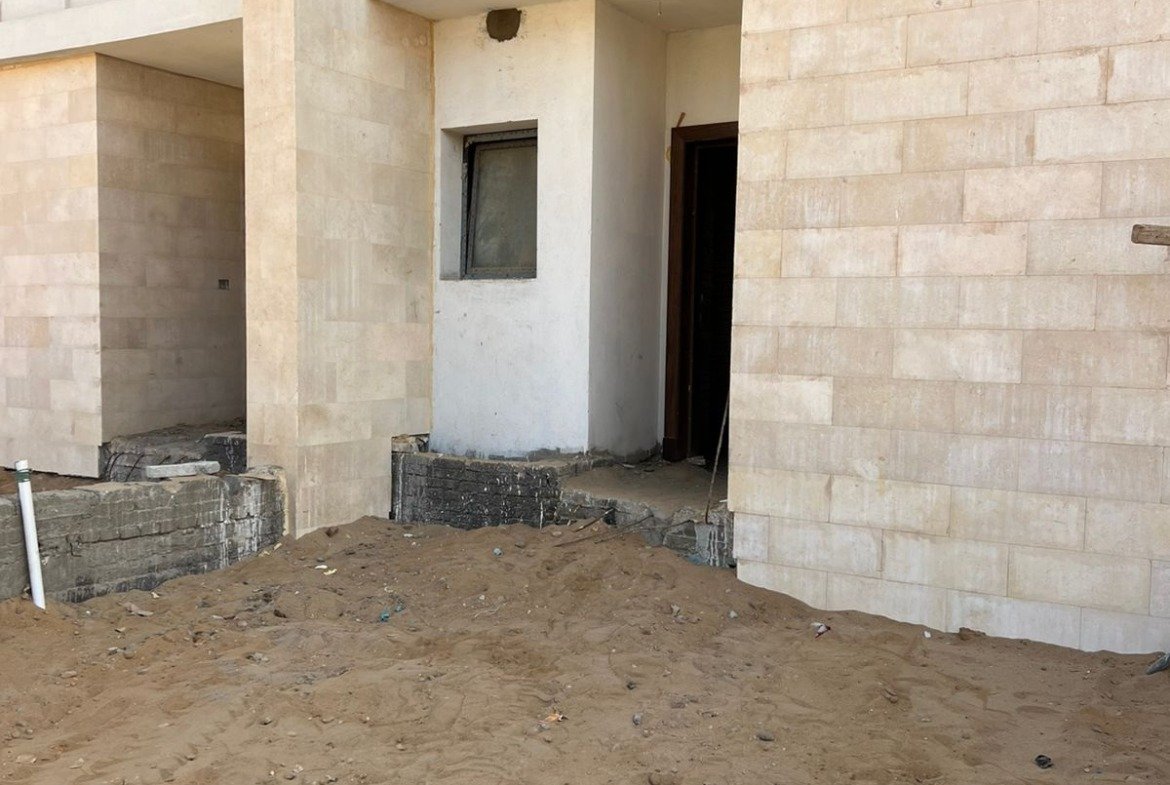 Garden patio and entrance, Hyde Park middle townhouse for sale | فناء الحديقة والمدخل، تاون هاوس ميدل للبيع في هايد بارك