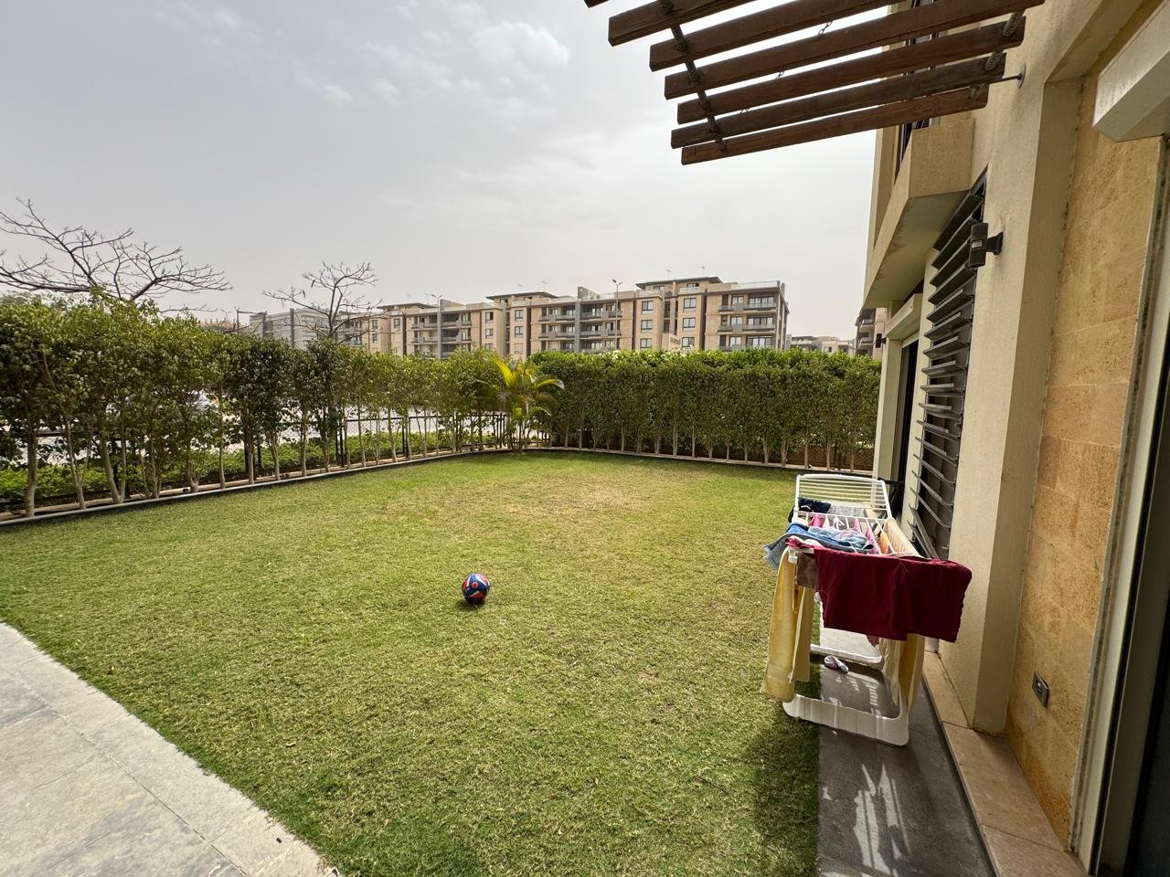 Garden terrace beside the Eastown duplex | تراس الحديقة في دوبلكس إيستاون