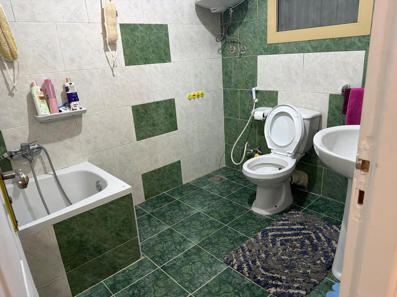 5-image-8c1697db حمام ببلاط أخضر وحوض استحمام في شقة النرجس بالقاهرة الجديدة