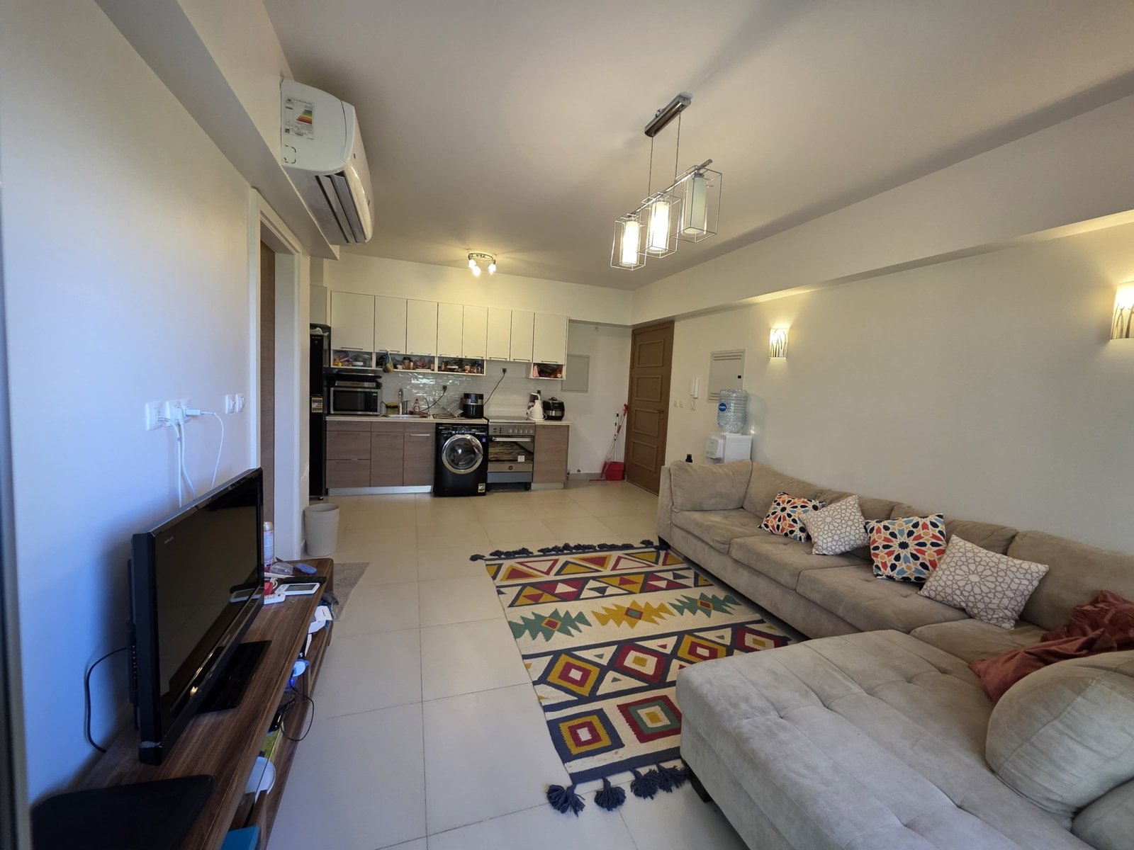 Living room and open-plan kitchen, chalet for rent in Marassi Marina 1, North Coast | غرفة المعيشة والمطبخ المفتوح، شاليه للإيجار في مراسي مارينا 1، الساحل الشمالي