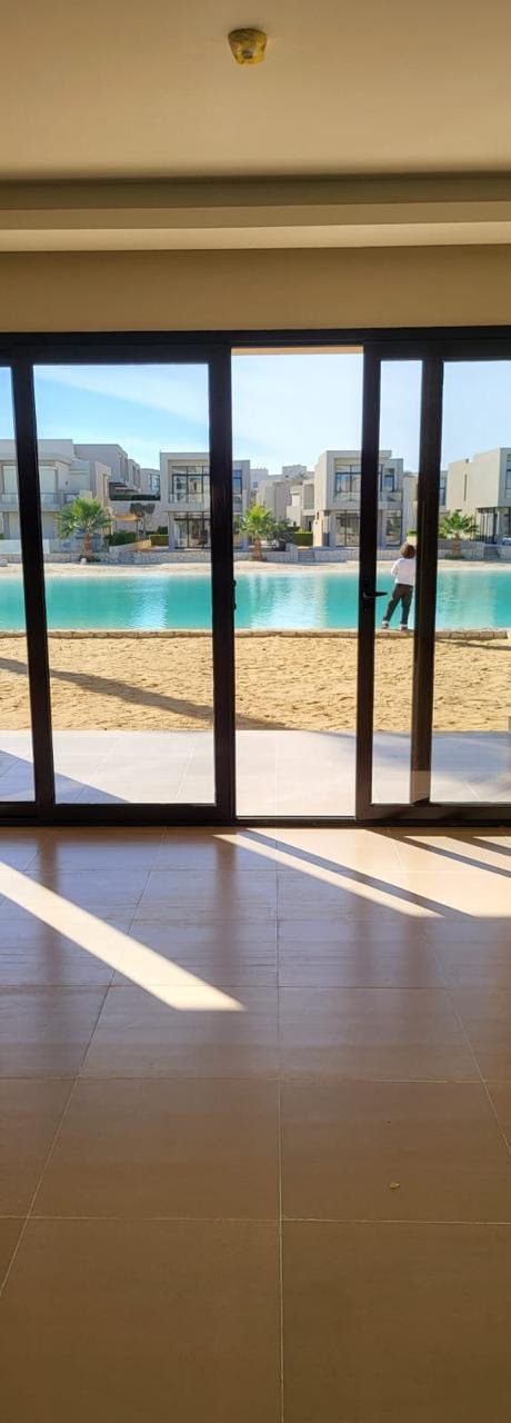 Lagoon-facing reception, Marsa Baghush villa for sale | ريسيبشن مطل على اللاجون، فيلا للبيع في مرسى باجوش