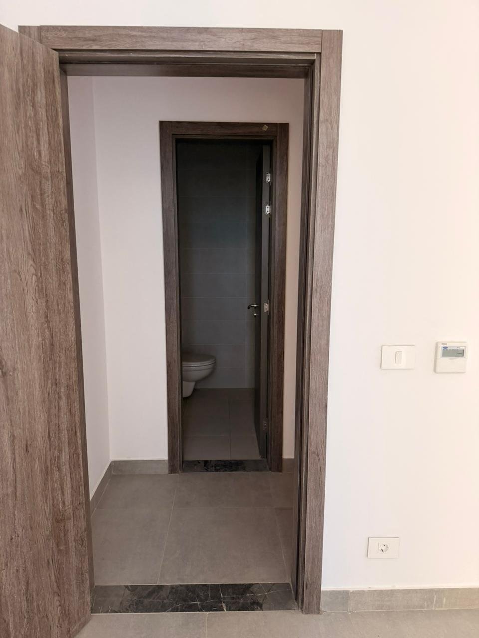 5-mivida-eterna-clinic-rent-190-04 Clinic bathroom entrance, Mivida Eterna clinic for rent | مدخل حمام العيادة، عيادة للإيجار في ميفيدا إترنا
