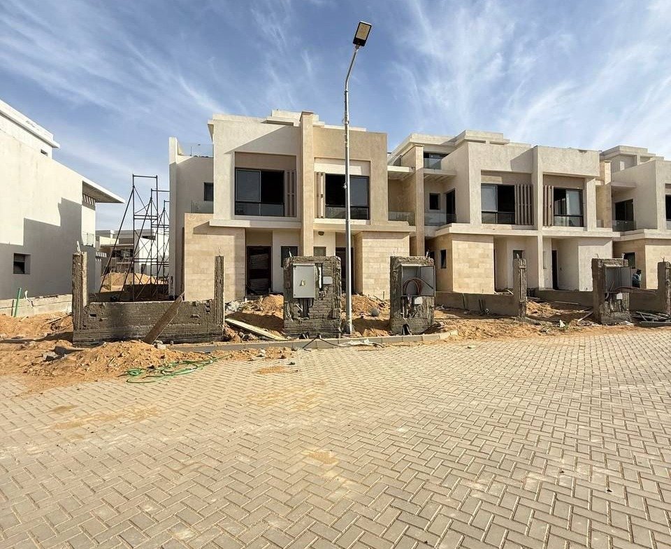 Townhouse street view, Hyde Park middle townhouse for sale | منظر التاون هاوس من الشارع، تاون هاوس ميدل للبيع في هايد بارك