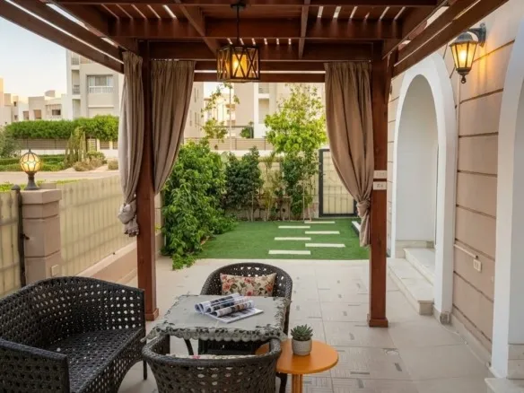 Private garden and covered outdoor seating, furnished apartment for rent in Hyde Park, Fifth Settlement, New Cairo | حديقة خاصة وجلسة خارجية مغطاة، شقة مفروشة للإيجار في هايد بارك، التجمع الخامس، القاهرة الجديدة