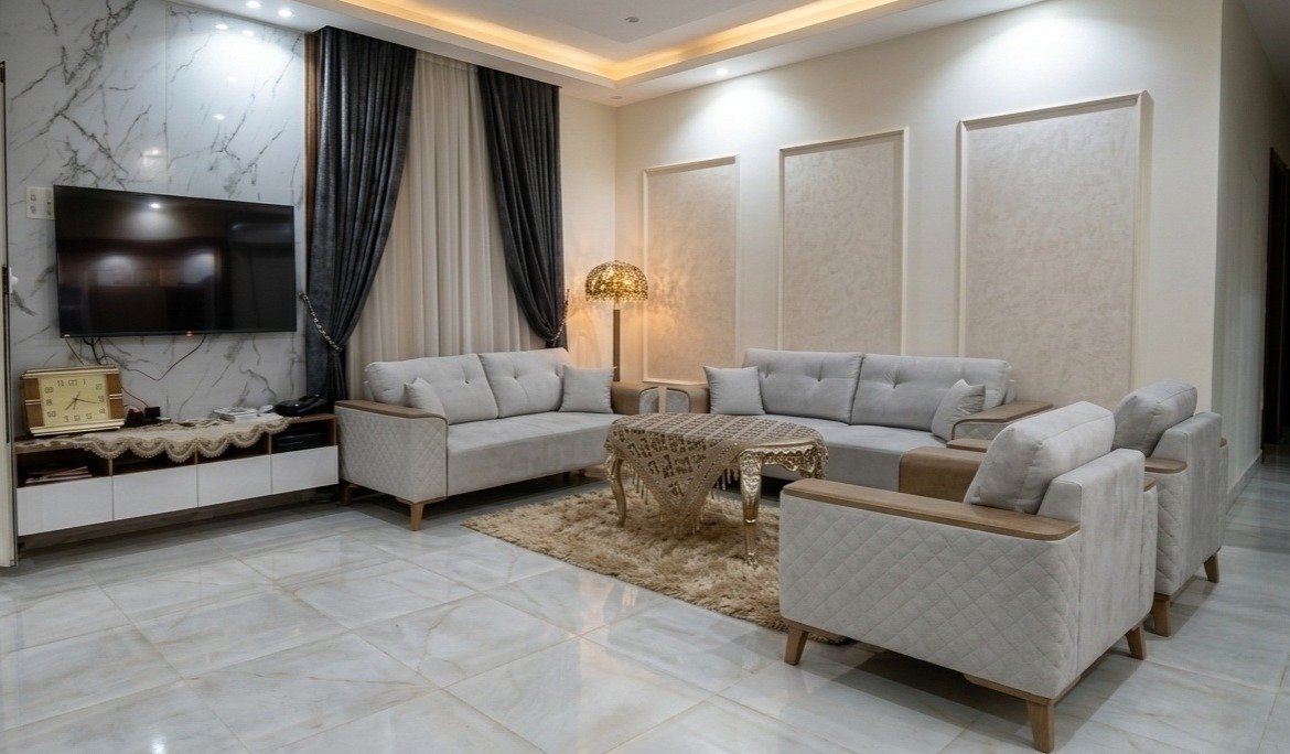 Furnished living room, Hyde Park garden apartment for rent | غرفة معيشة مفروشة، شقة بحديقة للإيجار في هايد بارك