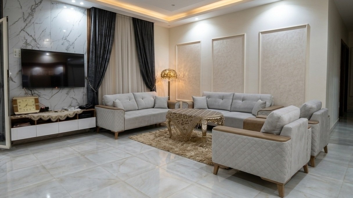 52-hyde-park-garden-apartment-rent-448-01 Furnished living room, Hyde Park garden apartment for rent | غرفة معيشة مفروشة، شقة بحديقة للإيجار في هايد بارك
