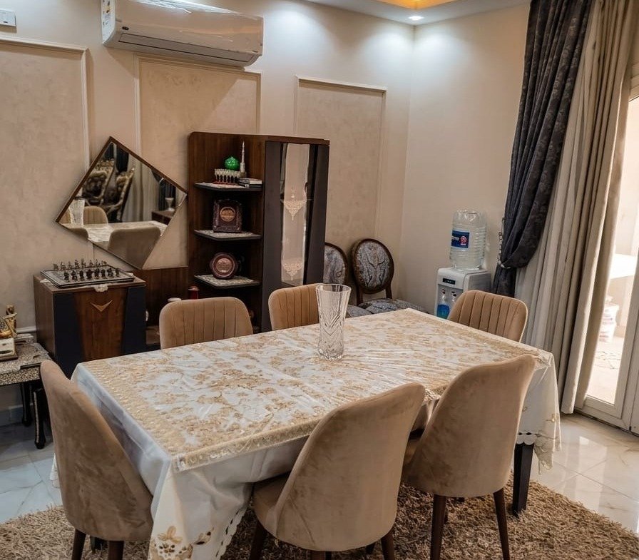 Dining room, Hyde Park garden apartment for rent | غرفة السفرة، شقة بحديقة للإيجار في هايد بارك