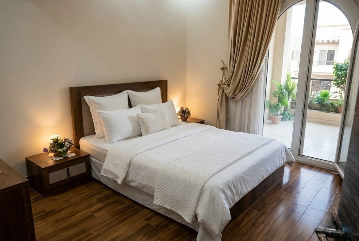 Double bedroom, Hyde Park garden apartment for rent | غرفة نوم بسرير مزدوج، شقة بحديقة للإيجار في هايد بارك