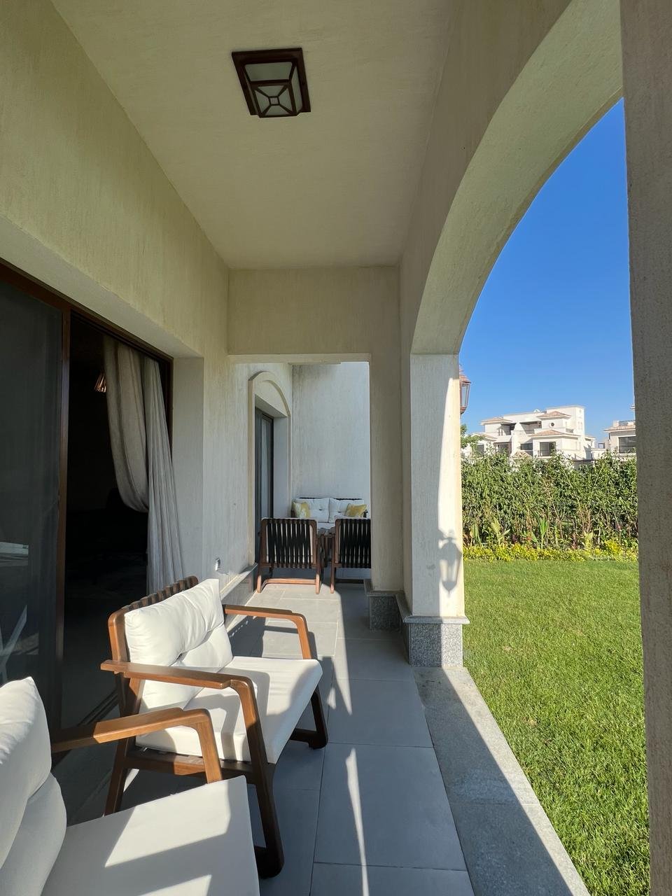 55-marassi-salerno-305-01 Outdoor seating beside the garden, twin house for rent in Marassi Salerno, North Coast | جلسة خارجية بجوار الحديقة، توين هاوس للإيجار في مراسي ساليرنو، الساحل الشمالي