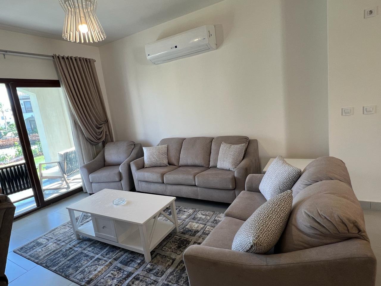 56-marassi-salerno-305-02 Furnished reception with garden access, twin house for rent in Marassi Salerno, North Coast | ريسيبشن مفروش متصل بالحديقة، توين هاوس للإيجار في مراسي ساليرنو، الساحل الشمالي