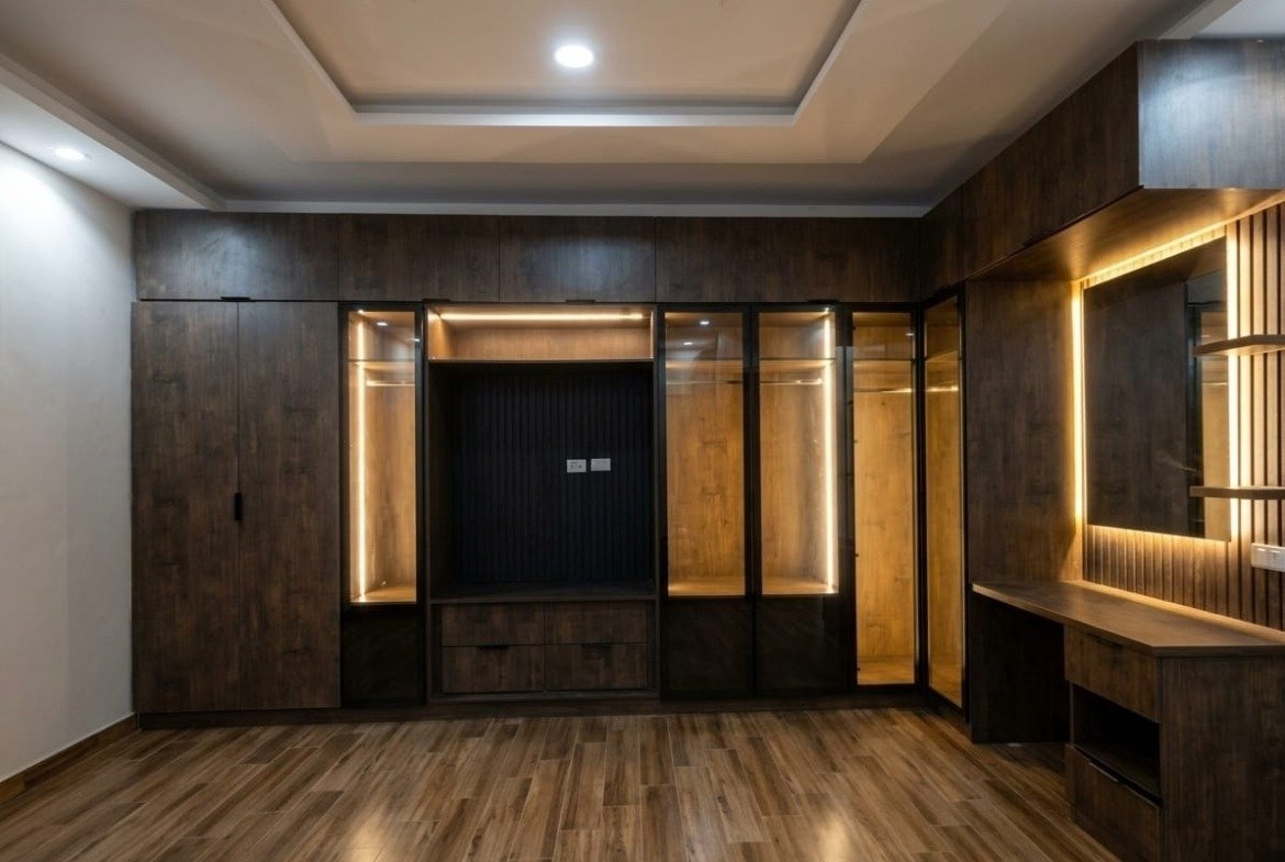 Fitted wardrobes, Hyde Park garden apartment for rent | دولاب ملابس مجهز، شقة بحديقة للإيجار في هايد بارك