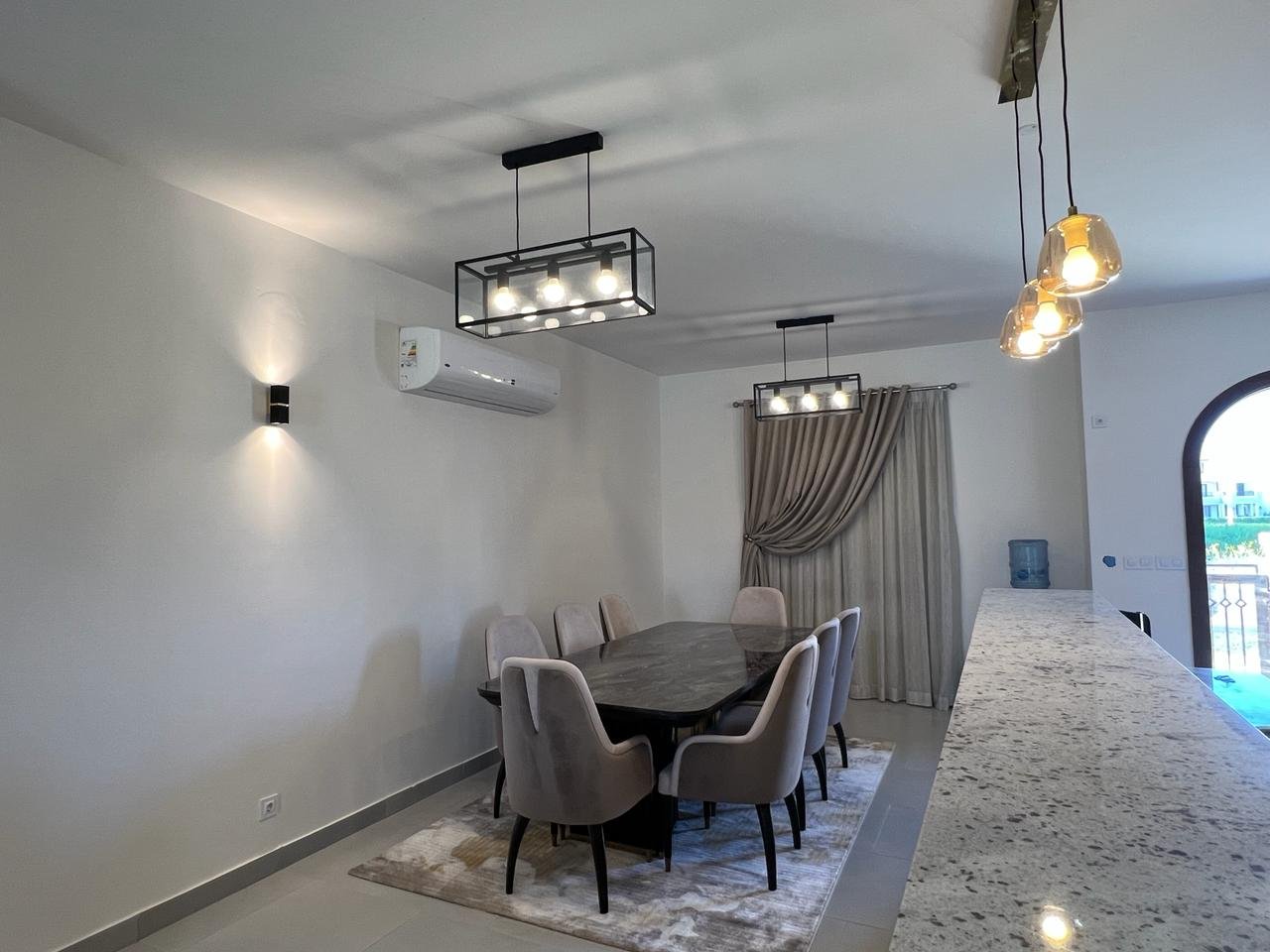 58-marassi-salerno-305-04 Dining area beside kitchen counter, twin house for rent in Marassi Salerno, North Coast | منطقة طعام بجوار كاونتر المطبخ، توين هاوس للإيجار في مراسي ساليرنو، الساحل الشمالي