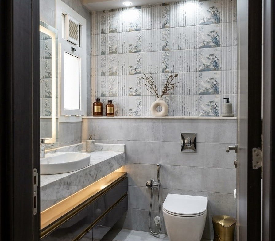 Marble bathroom, Hyde Park garden apartment for rent | حمام رخامي، شقة بحديقة للإيجار في هايد بارك