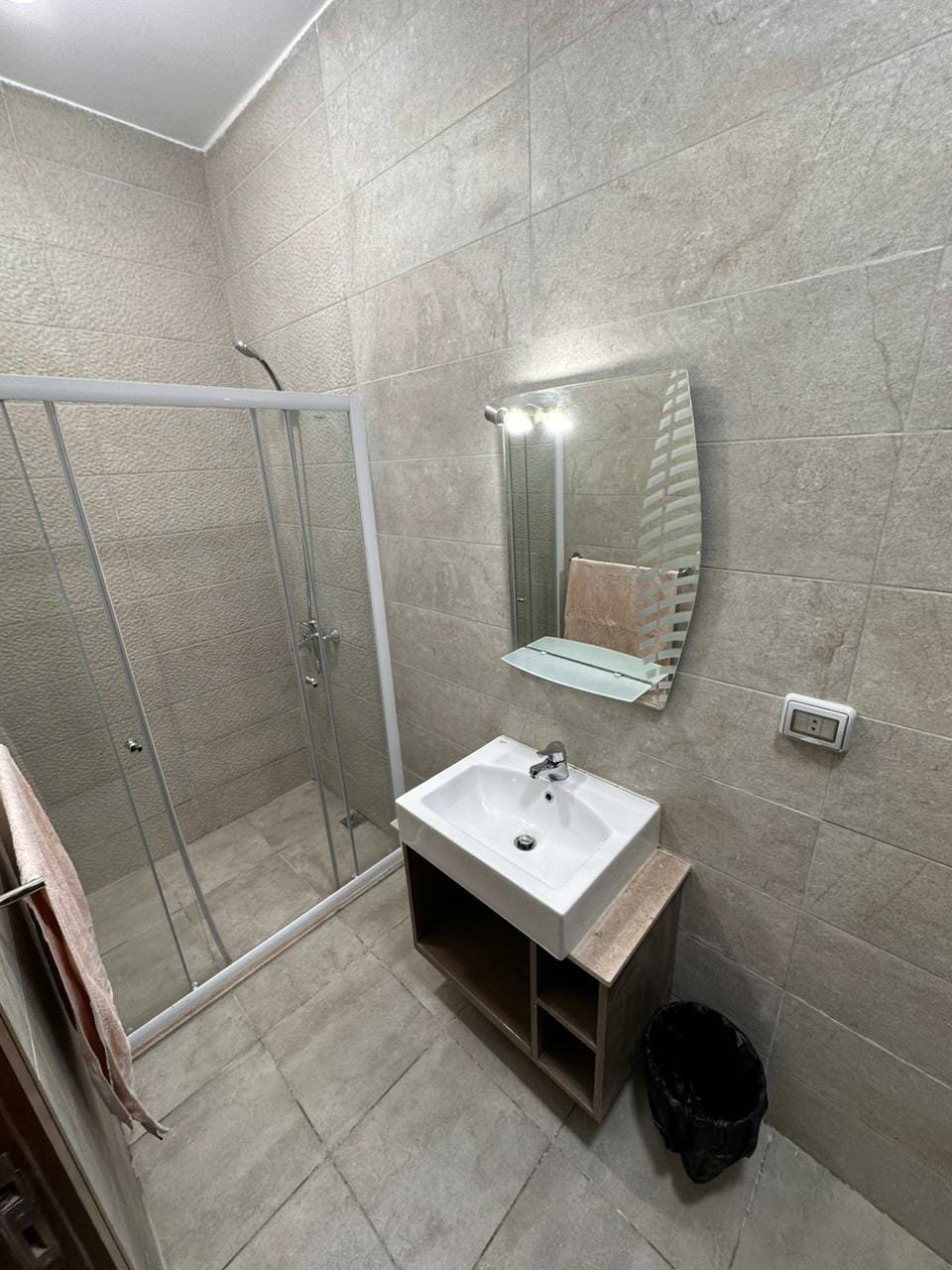 Fifth Square apartment 514-09 Bathroom with glass shower and washbasin - apartment in Golden Square, Fifth Square, New Cairo