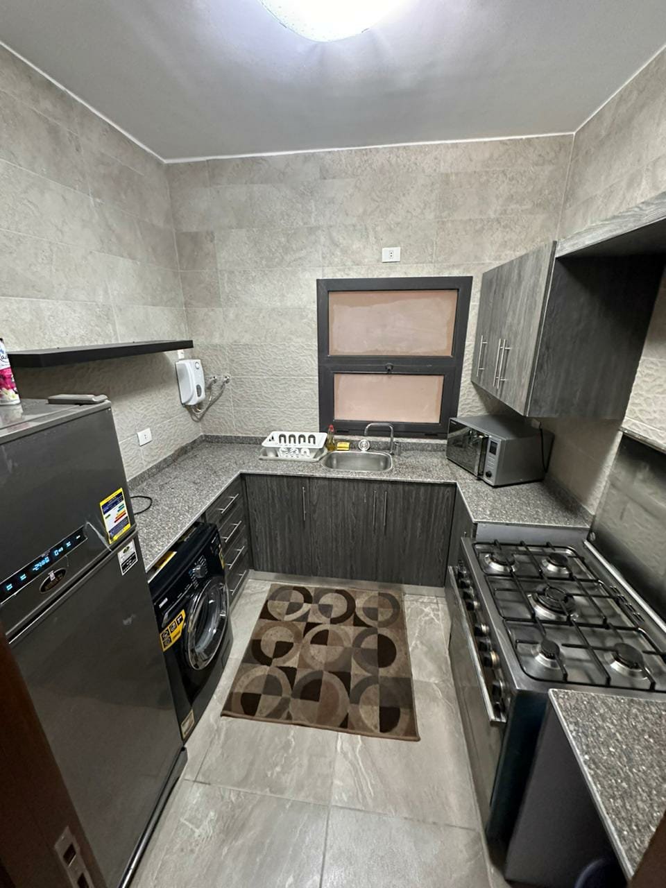 Fifth Square apartment 514-12 Kitchen with grey tiles and gas hob - apartment in Golden Square, Fifth Square, New Cairo