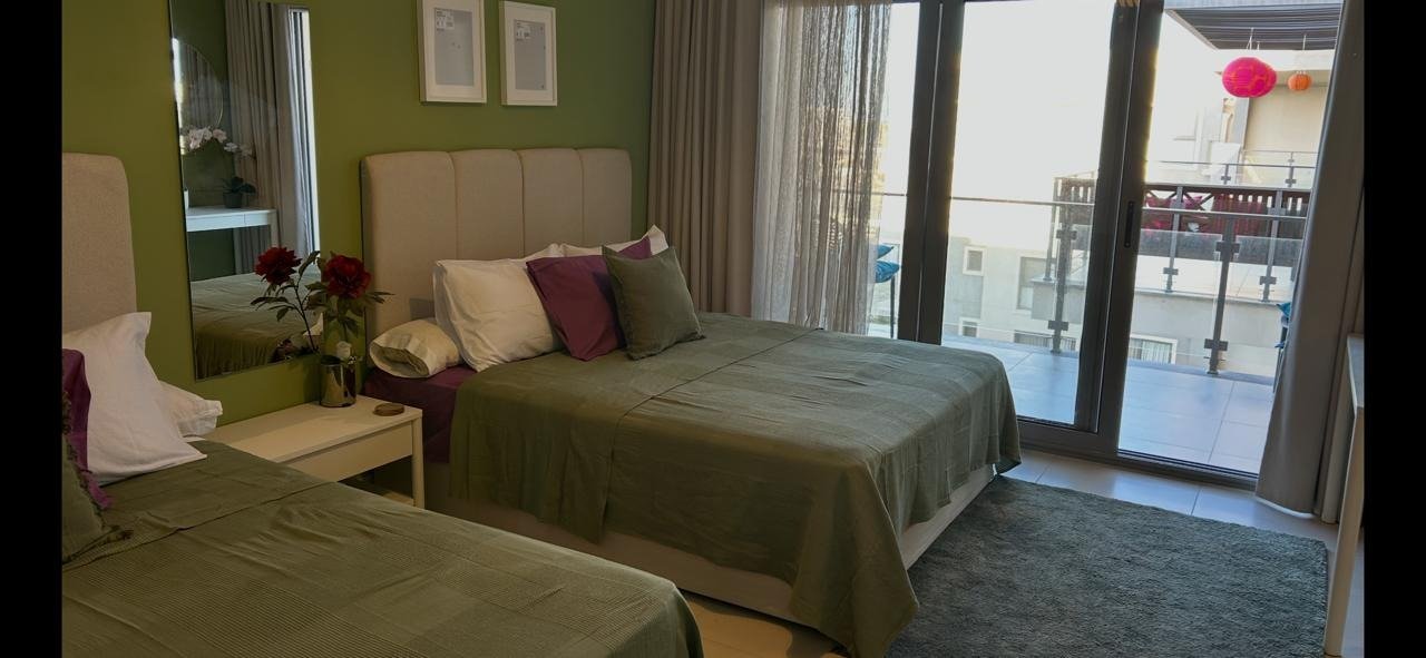 Bedroom with twin beds, chalet for rent in Marassi Marina Views, North Coast | غرفة نوم بسريرين، شاليه للإيجار في مراسي مارينا فيوز، الساحل الشمالي