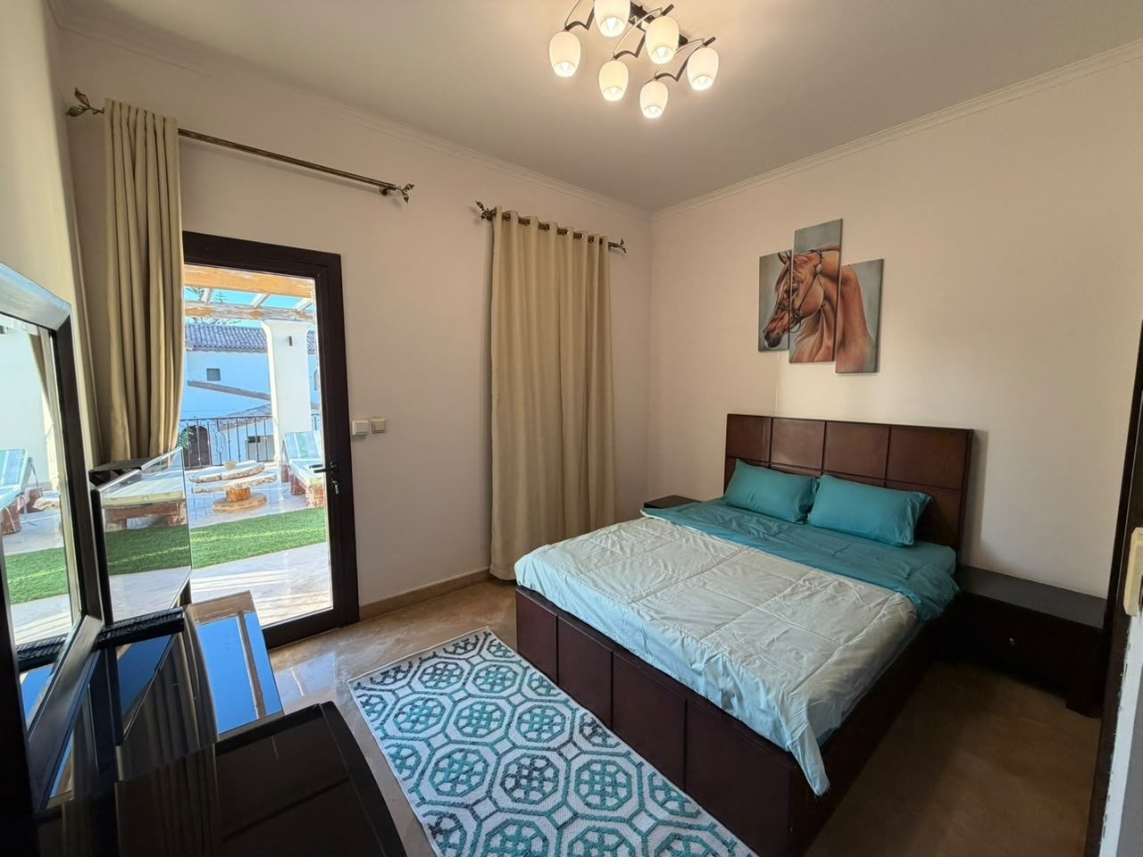 6-marassi-victoria-291-05 Bedroom with double bed, villa for rent in Marassi Victoria, North Coast | غرفة نوم بسرير مزدوج، فيلا للإيجار في مراسي فيكتوريا، الساحل الشمالي