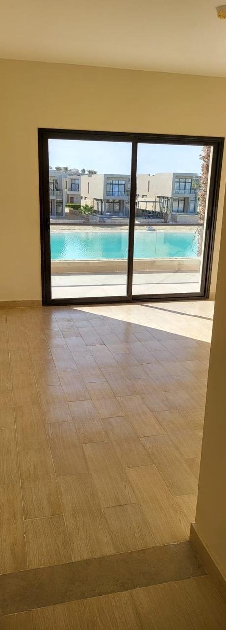 6-marsa-baghush-villa-sale-403-01 Direct lagoon view through glass doors, Marsa Baghush villa for sale | إطلالة مباشرة على اللاجون عبر الأبواب الزجاجية، فيلا للبيع في مرسى باجوش