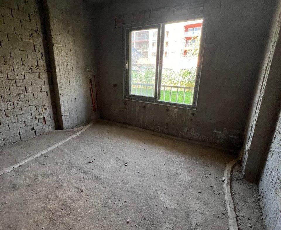 Core-and-shell room with large window in Promenade, Fifth Settlement, New Cairo, apartment for sale | غرفة طوب أحمر بشباك كبير في برومناد التجمع الخامس، شقة للبيع