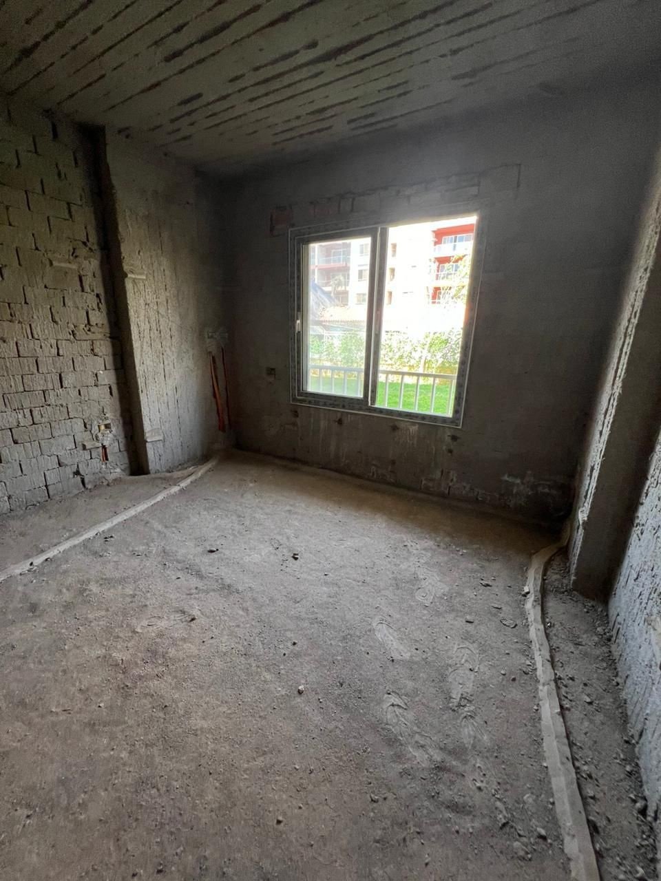Core-and-shell room with large window in Promenade, Fifth Settlement, New Cairo, apartment for sale | غرفة طوب أحمر بشباك كبير في برومناد التجمع الخامس، شقة للبيع