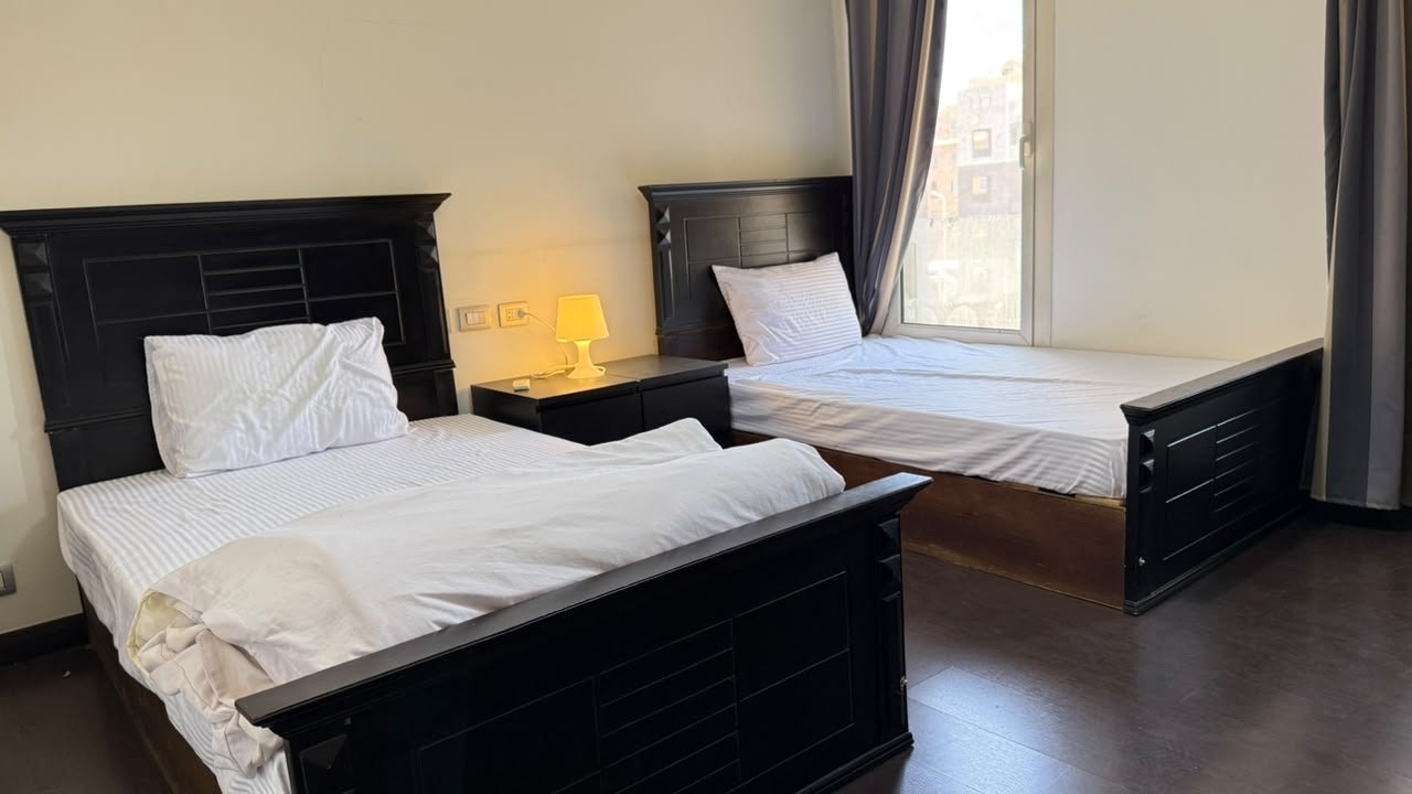 6-the-village-garden-apartment-sale-441-05 Twin bedroom, The Village garden apartment for sale | غرفة بسريرين، شقة بحديقة للبيع في ذا فيلدج