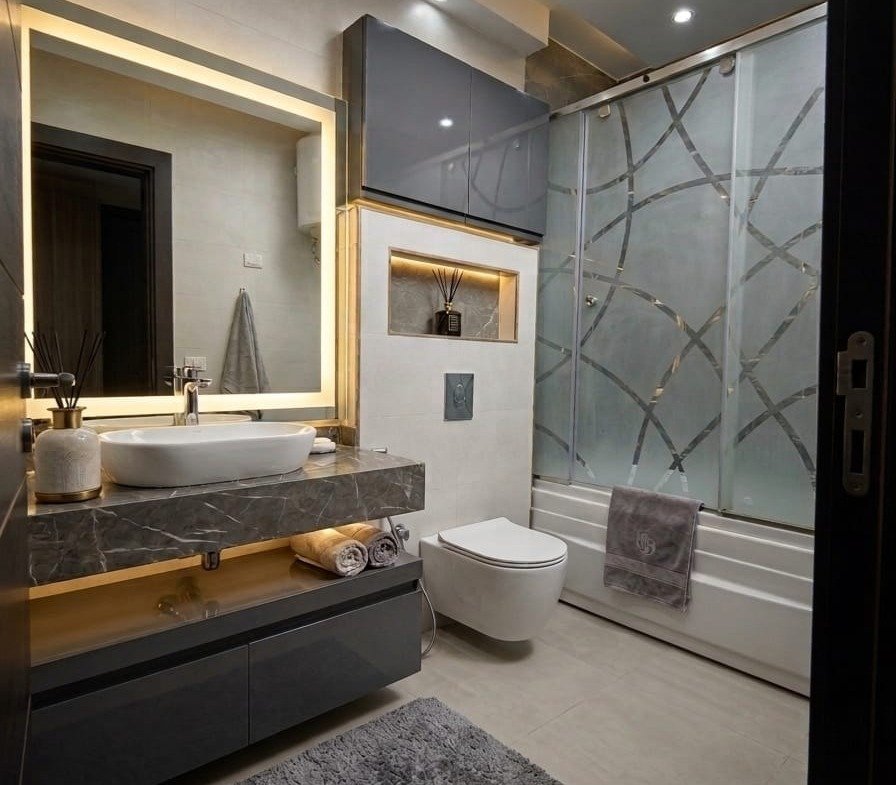 Bathroom with bathtub, Hyde Park garden apartment for rent | حمام ببانيو، شقة بحديقة للإيجار في هايد بارك