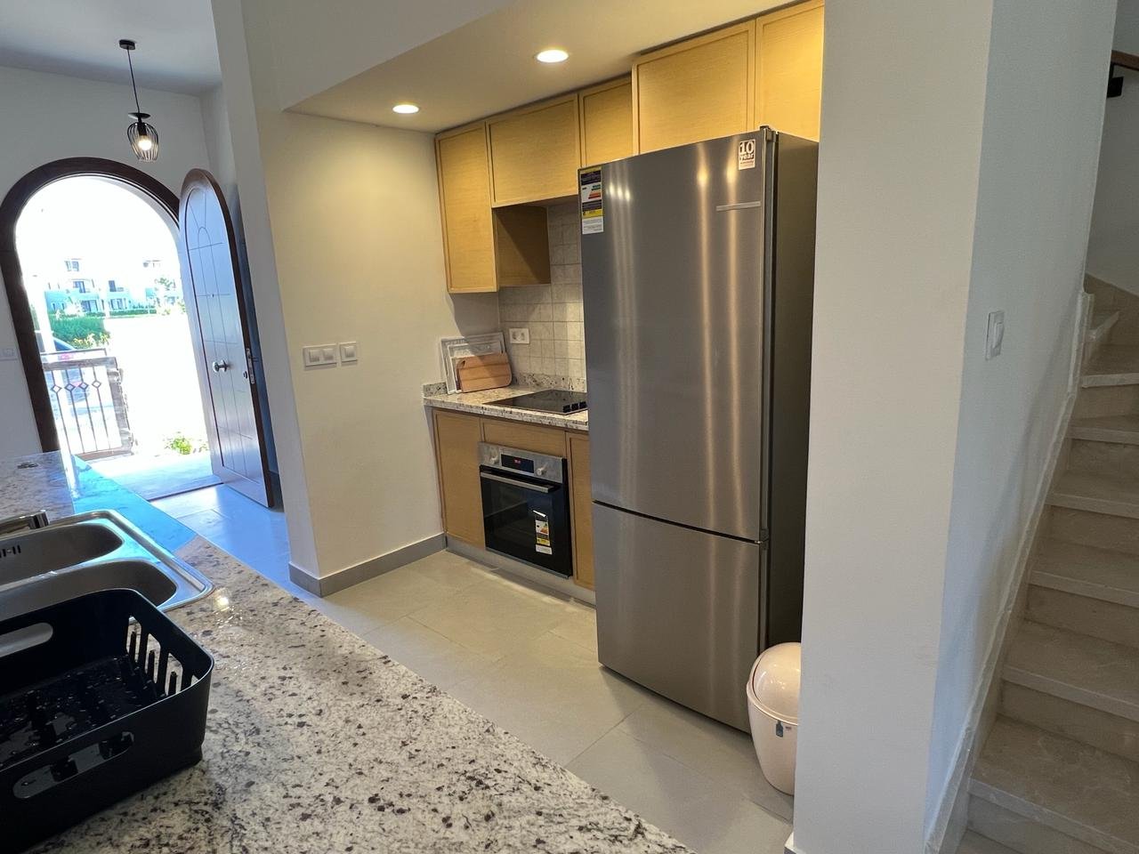 60-marassi-salerno-305-06 Kitchen refrigerator and cabinets, twin house for rent in Marassi Salerno, North Coast | ثلاجة وخزائن المطبخ، توين هاوس للإيجار في مراسي ساليرنو، الساحل الشمالي
