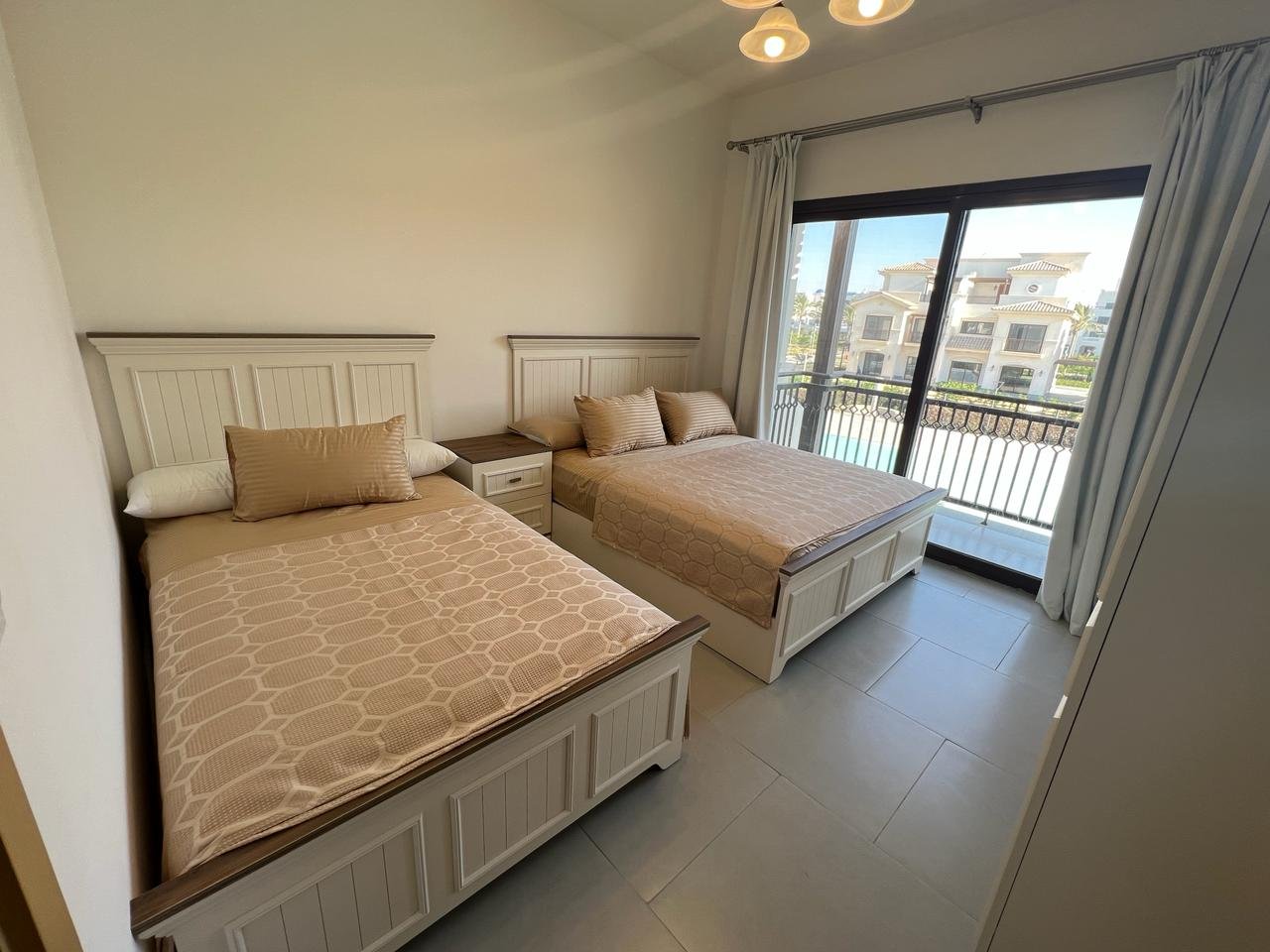 62-marassi-salerno-305-08 Bedroom with twin beds and outdoor access, twin house for rent in Marassi Salerno, North Coast | غرفة نوم بسريرين ومدخل للمساحة الخارجية، توين هاوس للإيجار في مراسي ساليرنو، الساحل الشمالي