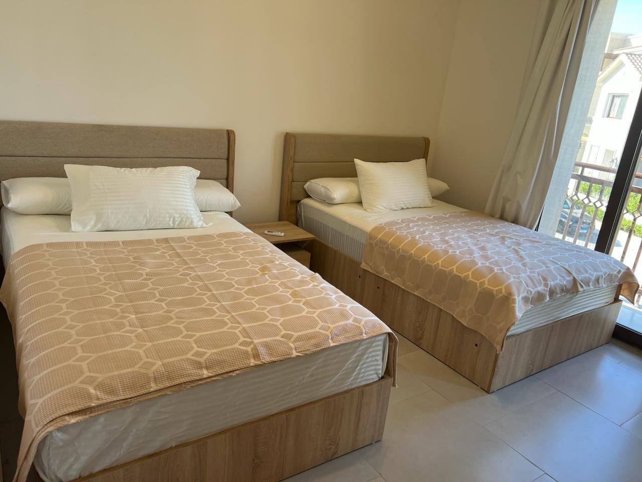 63-marassi-salerno-305-09 Second angle of the twin-bed bedroom, twin house for rent in Marassi Salerno, North Coast | زاوية أخرى لغرفة النوم بسريرين، توين هاوس للإيجار في مراسي ساليرنو، الساحل الشمالي