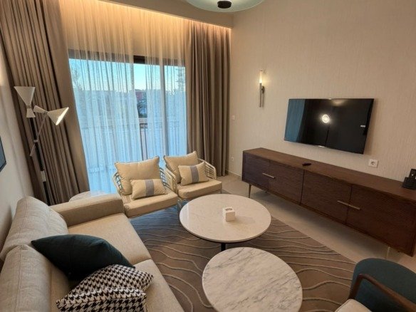 Furnished reception beside balcony doors, hotel apartment for rent in Marassi Alamein Residence, North Coast | ريسيبشن مفروش بجوار أبواب البلكونة، شقة فندقية للإيجار في مراسي العلمين ريزيدنس، الساحل الشمالي