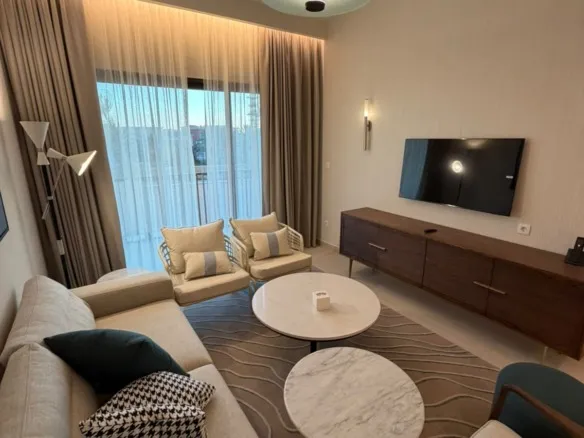 Furnished reception beside balcony doors, hotel apartment for rent in Marassi Alamein Residence, North Coast - ريسيبشن مفروش بجوار أبواب البلكونة، شقة فندقية للإيجار في مراسي العلمين ريزيدنس، الساحل الشمالي