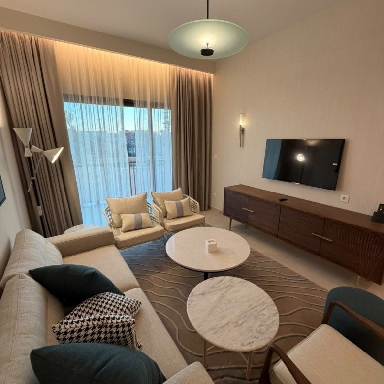 Furnished reception beside balcony doors, hotel apartment for rent in Marassi Alamein Residence, North Coast | ريسيبشن مفروش بجوار أبواب البلكونة، شقة فندقية للإيجار في مراسي العلمين ريزيدنس، الساحل الشمالي