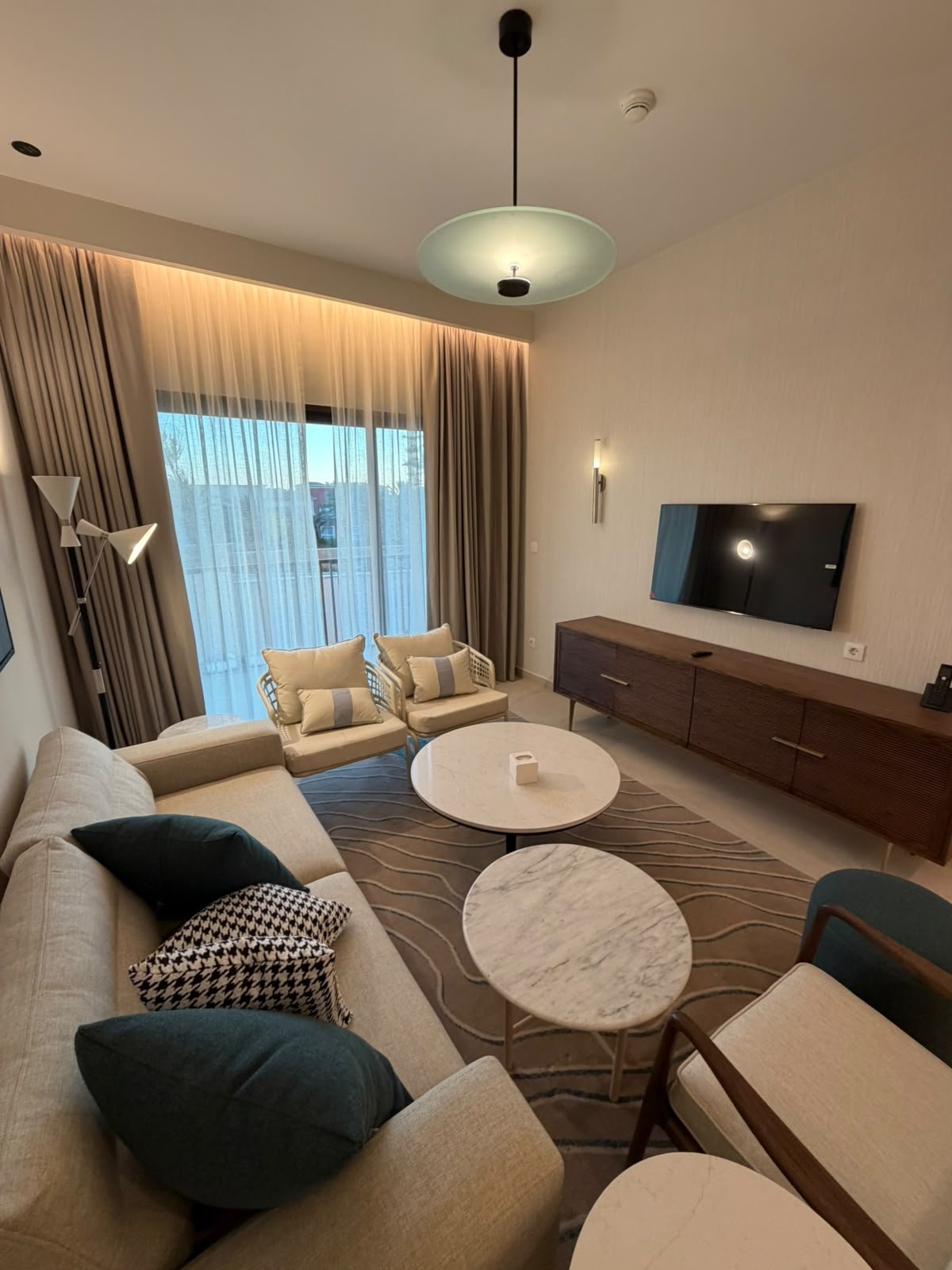64-marassi-alamein-residence-307-00 Furnished reception beside balcony doors, hotel apartment for rent in Marassi Alamein Residence, North Coast | ريسيبشن مفروش بجوار أبواب البلكونة، شقة فندقية للإيجار في مراسي العلمين ريزيدنس، الساحل الشمالي